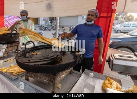 Zubereitung von Bohnenkraut (Ganthiya) während der Dussehra-Feierlichkeiten in Gandhinagar, Gujarat, Indien Stockfoto