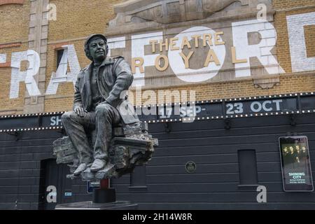 London, Großbritannien. Oktober 2021. North & East London Equity veranstalten eine Kundgebung, bevor sie vom Theatre Square Stratford zum Old Town Hall von Stratford marschieren und den Newham Council dazu aufrufen, die Gegend um den Stratford Circus als maßgeschneiderte Kunstzone und professionelle kulturelle Drehscheibe neben geplanten Jugendkunstdiensten weiterhin zu unterstützen. Die Skulptur von Joan Littlewood von Philip Jackson, die Mutter des modernen Theaters genannt wurde, wurde hier im Jahr 2015 enthüllt. Peter Marshall/Alamy Live News Stockfoto