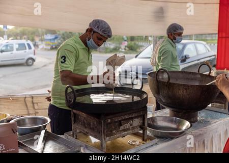 Zubereitung süßer Gerichte (Jalebi) während der Dussehra-Feierlichkeiten in Gandhinagar, Gujarat, Indien Stockfoto