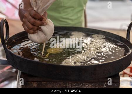 Zubereitung süßer Gerichte (Jalebi) während der Dussehra-Feierlichkeiten in Gandhinagar, Gujarat, Indien Stockfoto