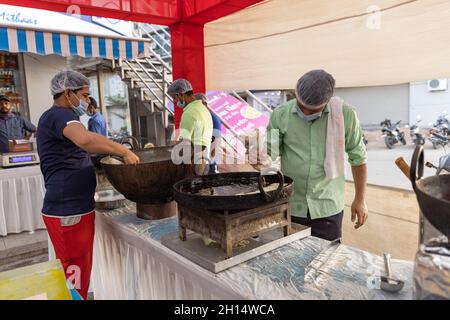 Zubereitung süßer Gerichte (Jalebi) und herzhafter Speisen (Ganthiya) während der Dussehra-Feierlichkeiten in Gandhinagar, Gujarat, Indien Stockfoto