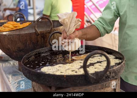 Während der Feierlichkeiten in Dussehra werden herzhafte Gerichte zubereitet, die als Jalebi (süßes Gericht) bekannt sind Stockfoto