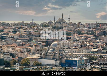 ISTANBUL, TÜRKEI - 12. OKTOBER 2021: Istanbul Blick auf die Moschee mit Sultanahmet-Viertel vor blauem Himmel und Wolken. Sonnenuntergang in Istanbul, Türkei wi Stockfoto