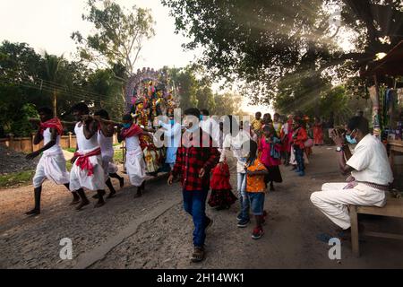 KALKUTTA, WESTBENGALEN, INDIEN - 15. OKTOBER 2021: Idol der Göttin Durga wird im Heiligen Fluss Ganges eingetaucht. Von Hindus als „vijaya dashami“ gefeiert, Stockfoto