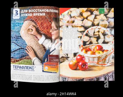 Das Innere der russischen Zeitschrift 'Ljubimaja Dacha', September 2016. Stockfoto