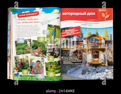 Das Innere der russischen Zeitschrift 'Ljubimaja Dacha', September 2016. Stockfoto