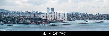 ISTANBUL, TÜRKEI - 12. OKTOBER ,2021: Istanbul City view from Suleymaniye Mosque in Turkey. Moderne Hafen- und Schiffsansicht. Panoramablick auf den schönen Stockfoto