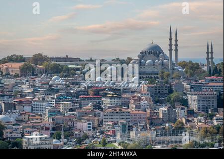 ISTANBUL, TÜRKEI - 12. OKTOBER 2021: Die Süleymaniye Moschee ist eine osmanische kaiserliche Moschee in Istanbul, Türkei. Es ist die größte Moschee der Stadt. Suley Stockfoto