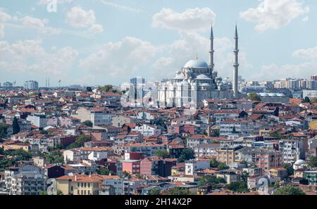 ISTANBUL, TÜRKEI - 12. OKTOBER 2021: Die Süleymaniye Moschee ist eine osmanische kaiserliche Moschee in Istanbul, Türkei. Es ist die größte Moschee der Stadt. Suley Stockfoto