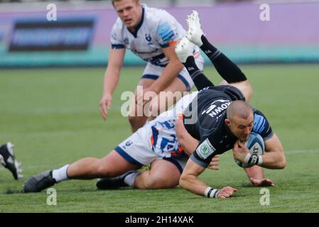 NEWCASTLE-UPON-TYNE, GROSSBRITANNIEN. 16. OKTOBER Mike Brown aus Newcastle Falcons wird am Samstag, den 16. Oktober 2021, während des Spiels der Gallagher Premiership zwischen Newcastle Falcons und Bristol im Kingston Park, Newcastle, angegangen. (Kredit: Chris Lishman | MI News( Kredit: MI Nachrichten & Sport /Alamy Live News Stockfoto