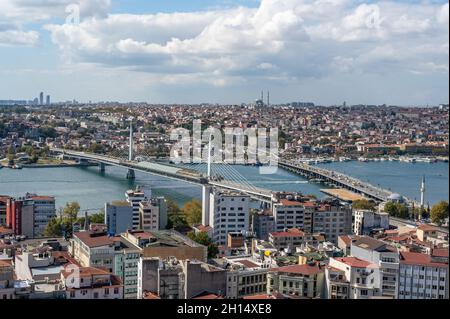 ISTANBUL, TÜRKEI - 12. OKTOBER ,2021: Wunderschöne Panoramasicht auf das Goldene Horn mit Moscheen, Gebäuden, Atatürk-Brücke und Halic-Brücke Stockfoto