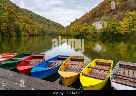 Hamori See in Lillafared Miskolc Perle des Bukk Naturparks in Ungarn mit bunten Booten Herbst Herbst Saison . Stockfoto