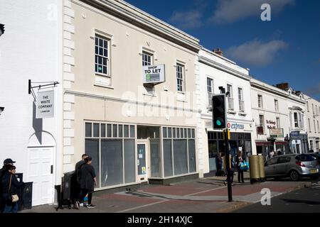 Die Einzelhandelsgeschäfte in Stratford High Street wurden aufgrund der COVID-Pandemie im Sommer 2021 in Stratford-on-Avon, Warkwickshire, Großbritannien, dauerhaft geschlossen Stockfoto