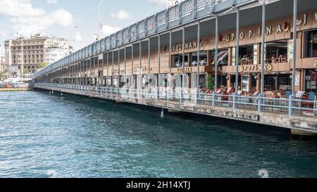 ISTANBUL, TÜRKEI - 12. OKTOBER ,2021: Blick auf Istanbul von der galata-Brücke mit Cafés und Restaurants. Touristen essen entlang der Galata Brücke Stockfoto