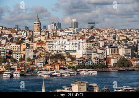 ISTANBUL, TÜRKEI - 12. OKTOBER ,2021: Blick auf den Stadtteil Galata und den Galata Tower. Stadtbild mit Galata Tower. Galata Turm alt, historischen Teil von Istan Stockfoto