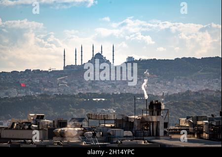 ISTANBUL, TÜRKEI - 12. OKTOBER ,2021: Istanbul Blick auf die Moschee mit Uskudar Bezirk gegen Sonnenuntergang Himmel und Wolken. Stockfoto