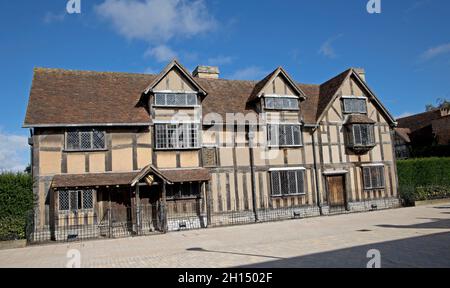 Shakespeares Geburtsort ist ein Fachwerkhaus aus dem 16. Jahrhundert in der Henley Street Stratford auf Avon UK. Es ist jetzt ein kleines Museum, das vom Shakespeare verwaltet wird Stockfoto