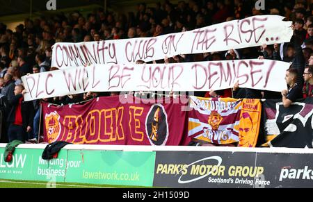 FIR Park, Motherwell, Großbritannien. Oktober 2021. Scottish Premier League Football, Motherwell versus Celtic; Motherwell-Fans-Banner Credit: Action Plus Sports/Alamy Live News Stockfoto