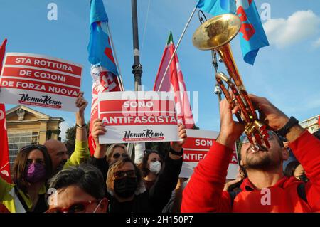 Roma, Italien. Oktober 2021. Italien, Rom, 16. Oktober 2021 : Nationale CGIL-Demonstration gegen den Angriff des Hauptquartiers durch die Faschisten von Forza Nuova, unmittelbar am vergangenen samstag während des Protests gegen den Grünen Pass (Covid-Zertifikat) Bildnachweis: Fabio Fiorani/Sintesi/Alamy Live News Stockfoto