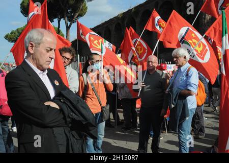 Rom, Italien. Oktober 2021. Italien, Rom, 16. Oktober 2021 : Nationale CGIL-Demonstration gegen den Angriff des Hauptquartiers durch die Faschisten von Forza Nuova, unmittelbar am vergangenen samstag während des Protests gegen den Grünen Pass (Covid-Zertifikat) Bildnachweis: Fabio Fiorani/Sintesi/Alamy Live News Stockfoto