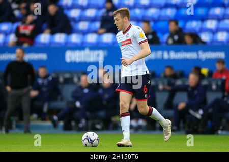 Bolton, Großbritannien. Oktober 2021. George Johnston #6 von Bolton Wanderers läuft mit dem Ball in Bolton, Vereinigtes Königreich am 10/16/2021. (Foto von Conor Molloy/News Images/Sipa USA) Quelle: SIPA USA/Alamy Live News Stockfoto