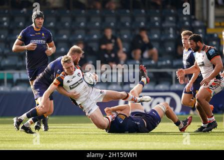 Harry Potter von Leicester Tigers (Mitte links) wurde von Justin Clegg von Worcester Warriors und Christian Judge während des Spiels der Gallagher Premiership im Sixways Stadium in Worcester angegangen. Bilddatum: Samstag, 16. Oktober 2021. Stockfoto