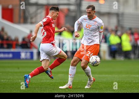 Richard Keogh #26 von Blackpool und Joe Lolley #23 von Nottingham Forest kämpfen um den Ball am 10/16/2021. (Foto von Craig Thomas/News Images/Sipa USA) Quelle: SIPA USA/Alamy Live News Stockfoto