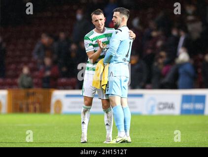 Celtic's David Turnbull (links) und Motherwell-Torwart Liam Kelly nach dem letzten Pfiff während des Cinch Premiership-Spiels in Fir Park, Motherwell. Bilddatum: Samstag, 16. Oktober 2021. Stockfoto