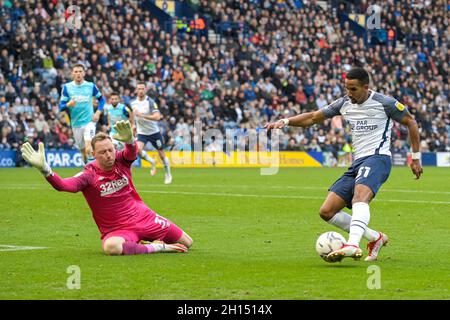 Preston, Großbritannien. Oktober 2021. Scott Sinclair #31 von Preston North End hat am 10/16/2021 in Preston, Großbritannien, einen Torschuss erhalten. (Foto von Simon Whitehead/News Images/Sipa USA) Quelle: SIPA USA/Alamy Live News Stockfoto