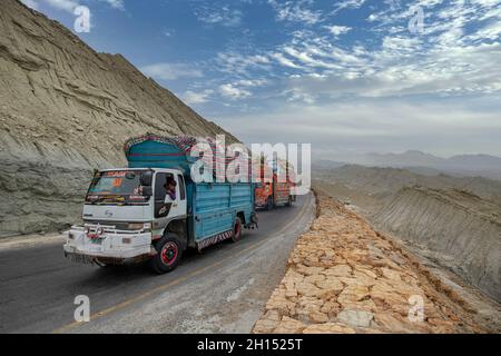 Makran Coastal Highway entlang der Küste des Arabischen Meeres von Karachi nach Gwadar in der Provinz Balochistan. Selektiver Fokus Stockfoto