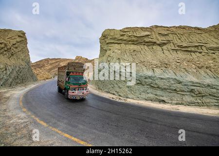 Makran Coastal Highway entlang der Küste des Arabischen Meeres von Karachi nach Gwadar in der Provinz Balochistan. Selektiver Fokus Stockfoto