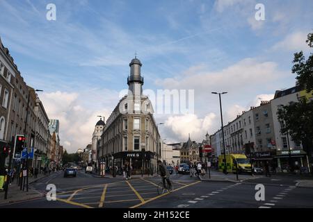 Blick auf Euston Road, A501 und Pentonville Road in der Nähe des Londoner Bahnhofs King's Cross. Stockfoto