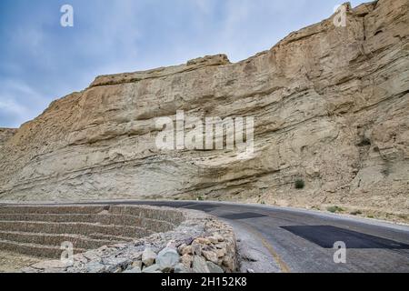 Makran Coastal Highway entlang der Küste des Arabischen Meeres von Karachi nach Gwadar in der Provinz Balochistan. Selektiver Fokus Stockfoto