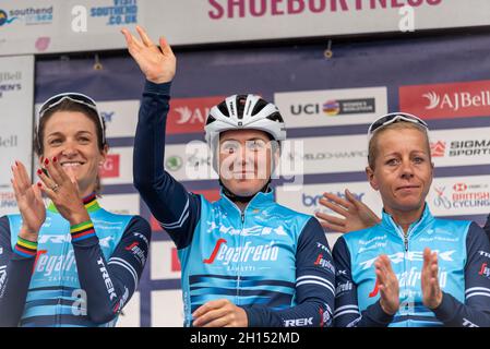 Lizzie Deignan, Chloe Hosking, Trixi Worrack von Trek Segafredo Vorbereitung auf das Women's Tour Radrennen Etappe vier, beginnend bei Shoeburyness Stockfoto