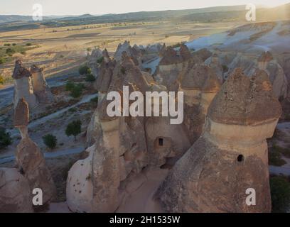 Kappadokien, Nevsehir, Türkei-September-2021: Blauer Himmel und Heißluftballons. Feenkamine. In der Türkei als „Kapadokya“ bekannt Stockfoto