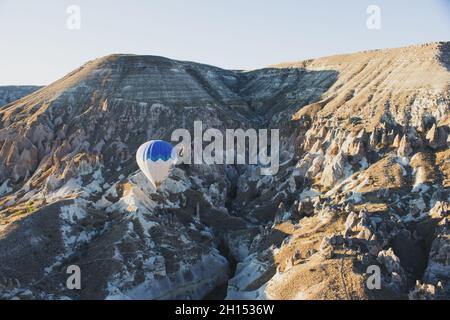 Kappadokien, Nevsehir, Türkei-September-2021: Blauer Himmel und Heißluftballons. Feenkamine. In der Türkei als „Kapadokya“ bekannt Stockfoto