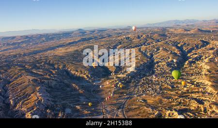 Kappadokien, Nevsehir, Türkei-September-2021: Blauer Himmel und Heißluftballons. Feenkamine. In der Türkei als „Kapadokya“ bekannt Stockfoto