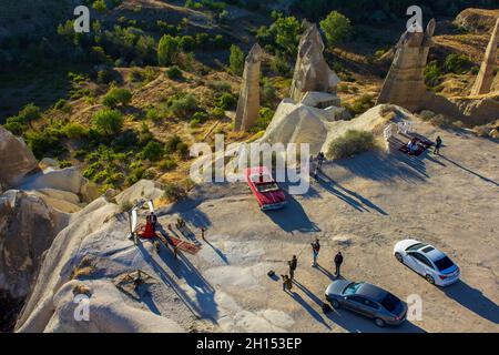 Kappadokien, Nevsehir, Türkei-September-2021: Blauer Himmel und Heißluftballons. Feenkamine. In der Türkei als „Kapadokya“ bekannt Stockfoto