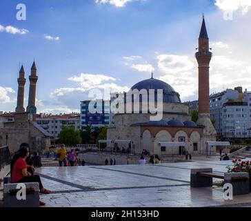 Stadtzentrum, Sivas, Türkei-September-2021: Moscheen der Seldschuken-Architektur. Es ist in der Türkei als „Cifte Minare“ bekannt. Sonnenlicht dringt durch die Wolken. Stockfoto