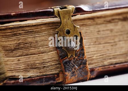 Antikes Buch, mit Messingverschlüsse. Fragment eines alten Buches. Geringe Schärfentiefe Stockfoto