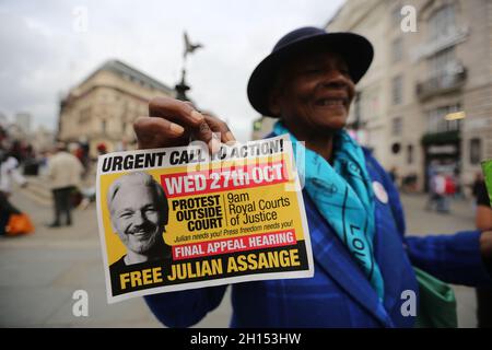 London, England, Großbritannien. Oktober 2021. Anhänger des Wikileaks-Gründers Julian Assange protestieren vor der letzten Anhörung vor dem Royal Courts of Justice im Piccadilly Circus gegen den US-Appell zur Auslieferung. Am 27. Oktober wird eine rechtliche Anfechtung durch die USA wegen der Entscheidung eines Richters, den WikiLeaks-Gründer nicht auszuliefern, gehört. (Bild: © Tayfun Salci/ZUMA Press Wire) Stockfoto