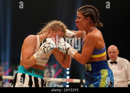 April Hunter (links) und Kirstie Bavington in Aktion bei ihrem Weltgewicht Contest in der utilita Arena, Newcastle. Bilddatum: Samstag, 16. Oktober 2021. Stockfoto