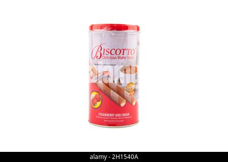 Biscotto Delicious Wafer Sticks Erdbeere und Creme 370gm Zinn auf weißem Hintergrund Stockfoto