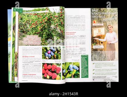 Das Innere der russischen Zeitschrift 'Ljubimaja Dacha', August 2016. Stockfoto