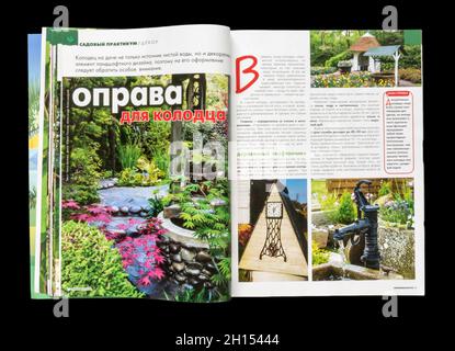 Das Innere der russischen Zeitschrift 'Ljubimaja Dacha', August 2016. Stockfoto