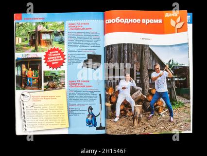 Das Innere der russischen Zeitschrift 'Ljubimaja Dacha', August 2016. Stockfoto
