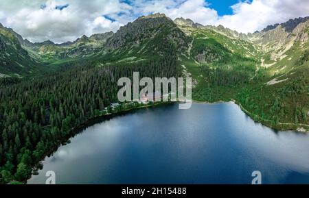 Panoramablick auf den Poprader See (Popradske pleso), ein berühmtes Ziel im Nationalpark hohe Tatra, Slowakei Stockfoto