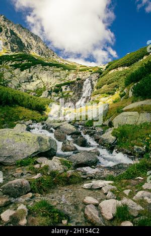 Panoramablick auf den Wasserfall Skok und den See daneben im westlichen Teil der Hohen Tatra, Slowakei Stockfoto