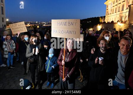 Prag, Tschechische Republik. Oktober 2021. Am 16. Oktober 2021 fand auf dem Hradschany-Platz vor der Prager Burg, Tschechische Republik, ein Protest gegen das Verhalten von Beamten des Präsidiums der Republik im Zusammenhang mit der Hospitalisierung von Präsident Milos Zeman statt. Quelle: Ondrej Deml/CTK Photo/Alamy Live News Stockfoto