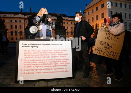 Prag, Tschechische Republik. Oktober 2021. Am 16. Oktober 2021 fand auf dem Hradschany-Platz vor der Prager Burg, Tschechische Republik, ein Protest gegen das Verhalten von Beamten des Präsidiums der Republik im Zusammenhang mit der Hospitalisierung von Präsident Milos Zeman statt. Quelle: Ondrej Deml/CTK Photo/Alamy Live News Stockfoto